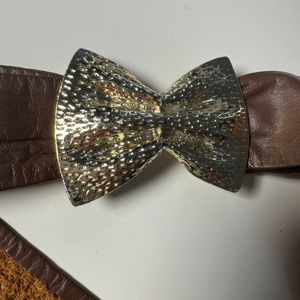 Vtg 80s Brown Leather Wide Waist Belt Hammered Gold Bow Buckle Statement Novelty